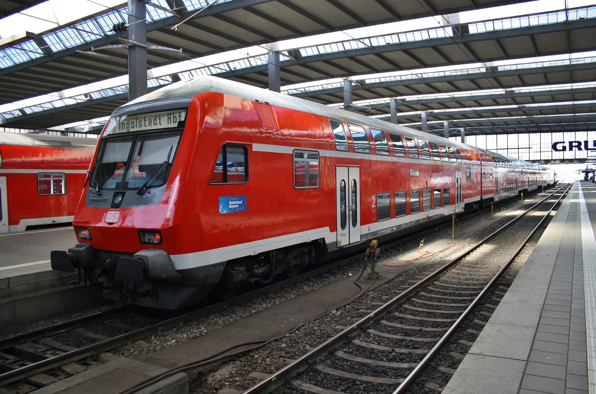 RE4882 von München Hauptbahnhof nach Ingolstadt Hauptbahnhof verlässt am 14.8.2017 den Startbahnhof. Zuglok war 111 223-4.