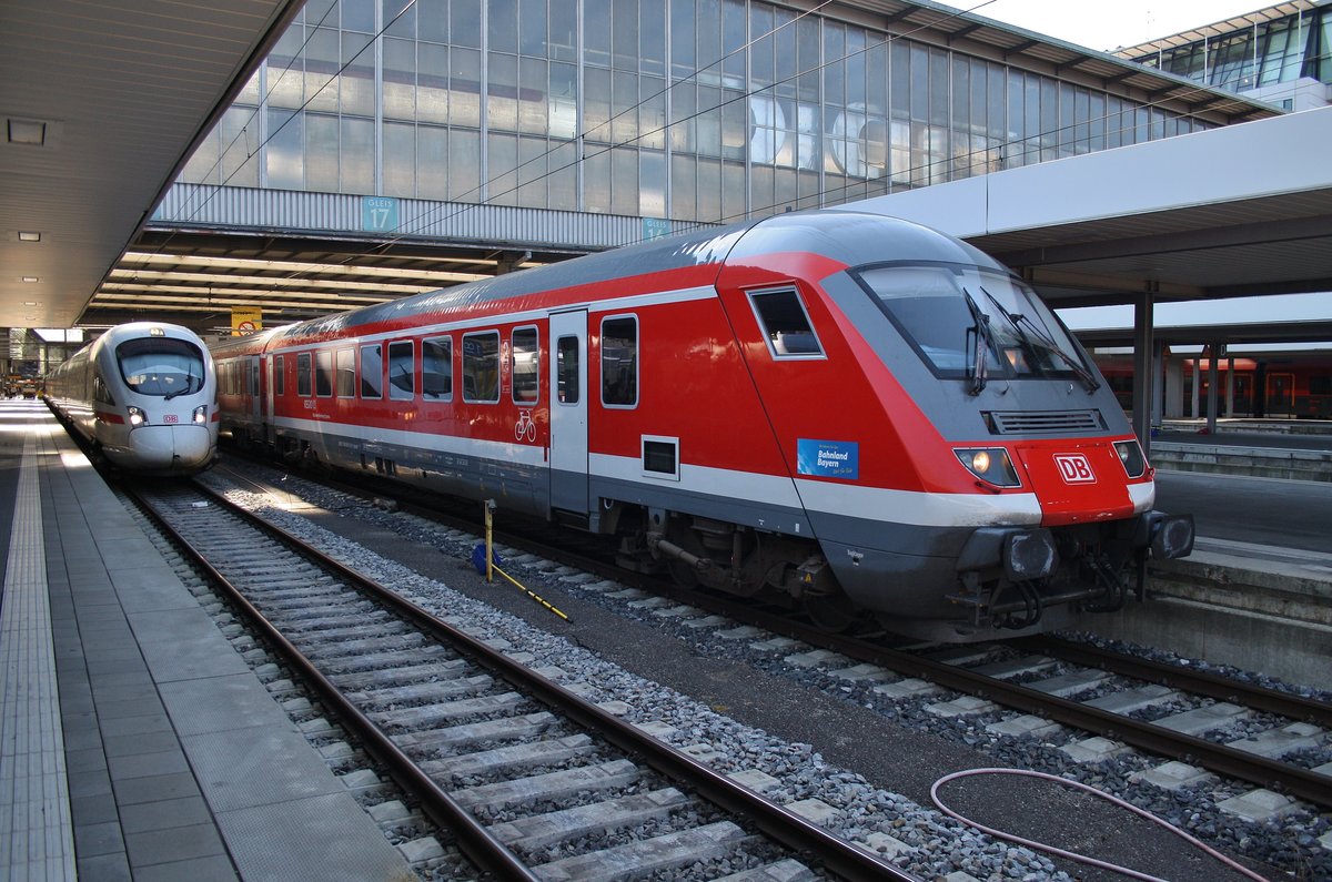 RE4890 von München Hauptbahnhof nach Ingolstadt Hauptbahnhof verlässt am 14.8.2017 die bayrische Landshauptstadt. Schublok war 101 004-0.