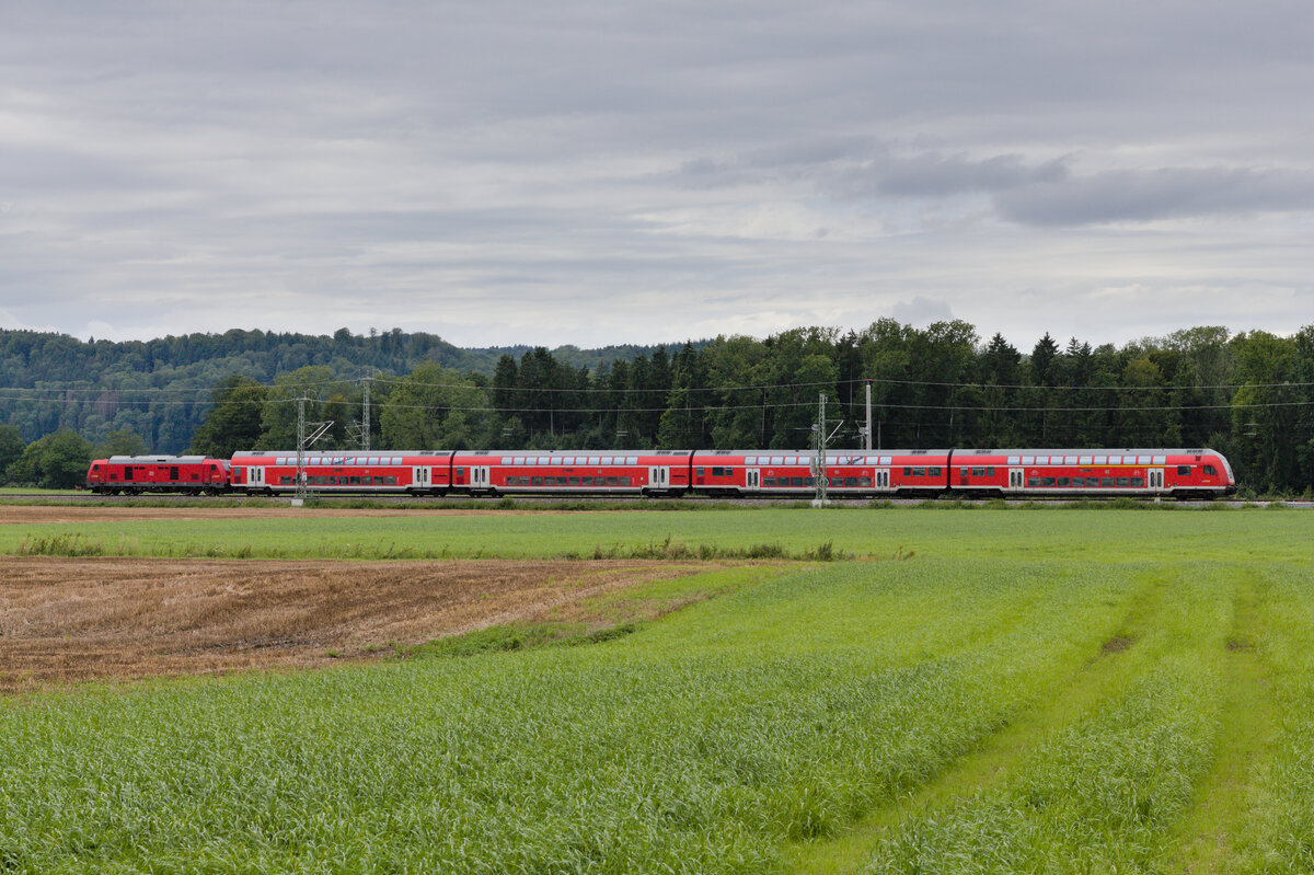 RE5 Lindau Insel-Stuttgart am 08.08.2021 bei Mochenwangen. 