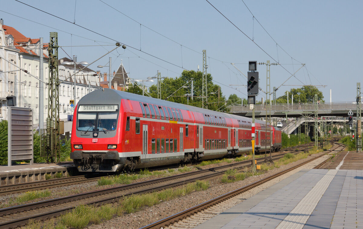 RE5 Lindau-Reutin - Stuttgart Hbf geschoben von einer unbekannten 146 am 15.07.2022 in Esslingen. 