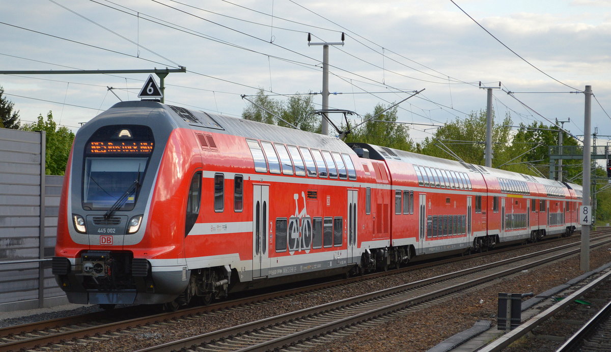RE5 nach Rostock Hbf mit 445 002 am 05.05.19 Berlin-Blankenburg Richtung Oranienburg.