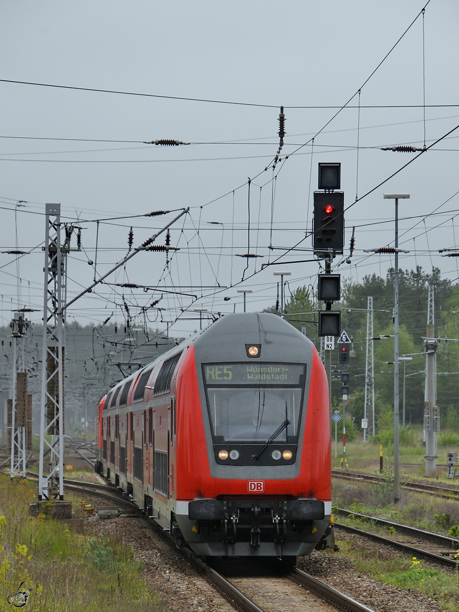 RE5 nach Wünsdorf-Waldstadt fährt gerade am Hauptbahnhof in Neustrelitz ein. (Mai 2021)