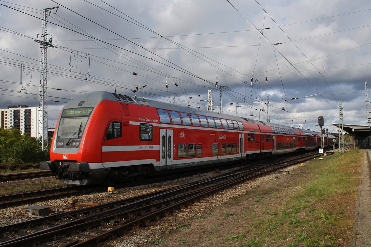RE5 (RE4354) aus Wünsdorf-Waldstadt erreicht am 8.10.2016 das Ziel der Fahrt, den Rostocker Hauptbahnhof. Zuglok für diese Leistung war 112 101.