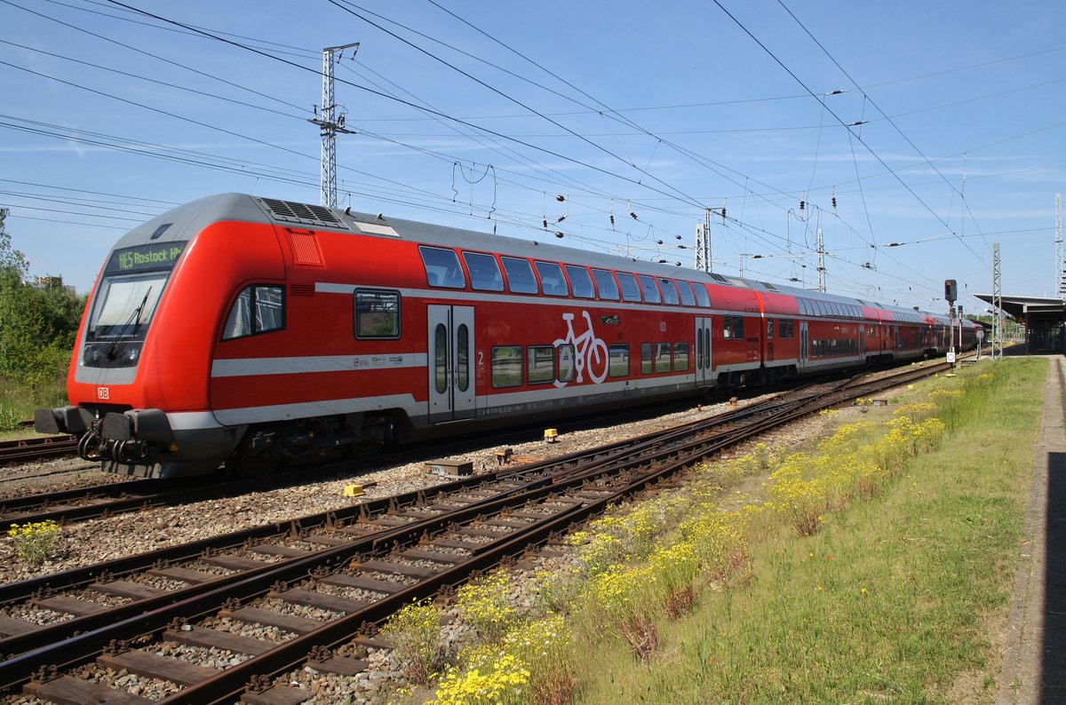 RE5 (RE4354) von Oranienburg erreicht am 21.5.2017 den Rostocker Hauptbahnhof. Zuglok war 112 188.
