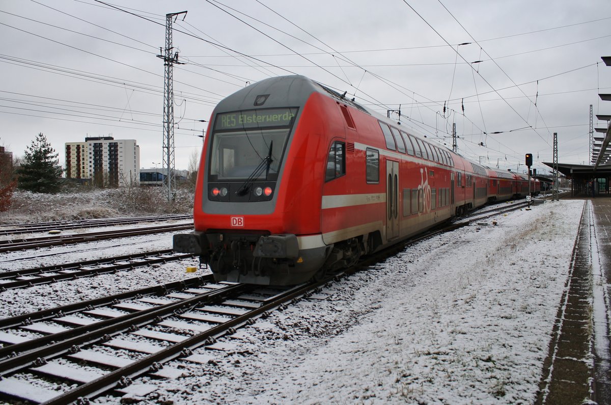 RE5 (RE4359) von Rostock Hauptbahnhof nach Elsterwerda wird am 3.2.2018 im Startbahnhof bereitgestellt. Zuglok war 182 017.