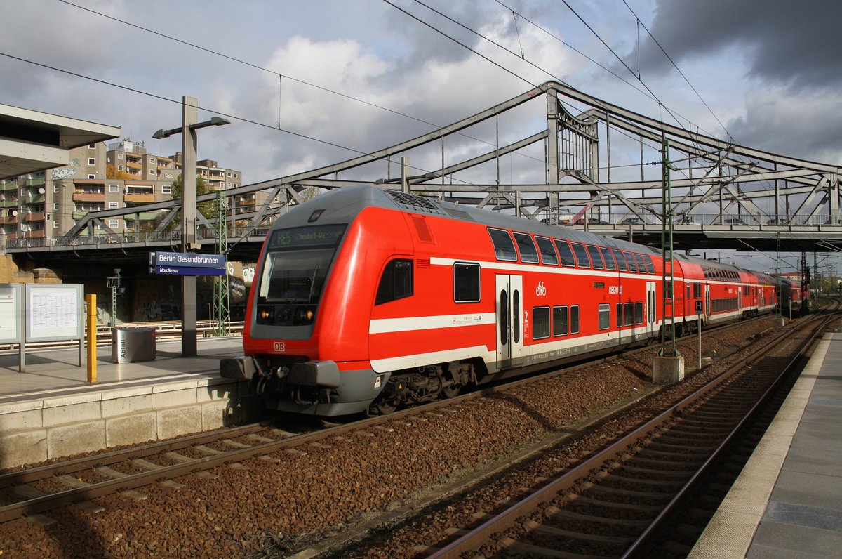 RE5 (RE4359) von Rostock Hauptbahnhof nach Berlin Südkreuz erreicht am 29.10.2016 Berlin Gesundbrunnen. Geschoben hatte die Rostocker 112 183.