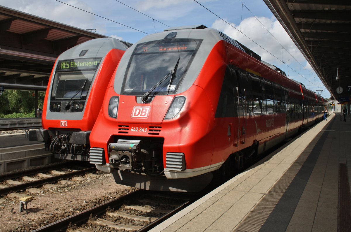 RE5 (RE4361) mit 112 111 von Rostock Hauptbahnhof nach Elsterwerda und 442 343-0 als S1 von Rostock Hauptbahnhof nach Warnemünde stehen am 28.7.2016 im Rostocker Hauptbahnhof.