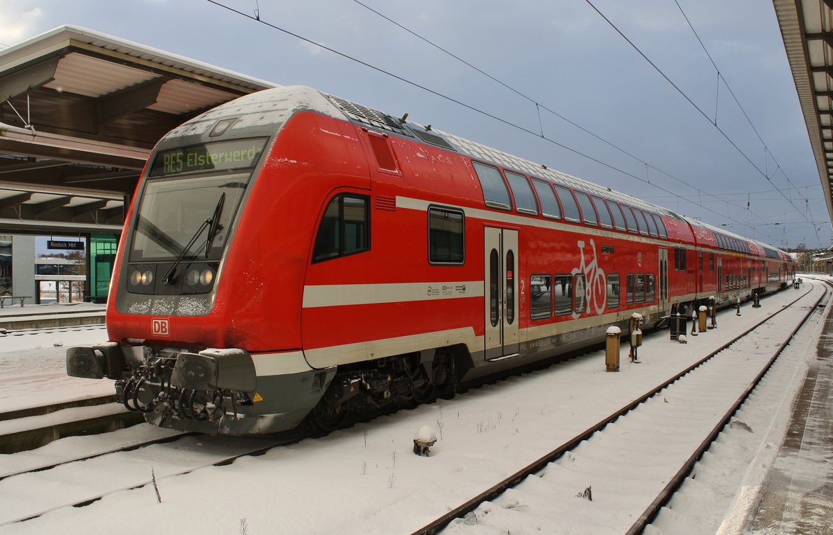 RE5 (RE4365) von Rostock Hauptbahnhof nach Elsterwerda steht am 10.02.2021 im Startbahnhof bereit. Schublok war 112 187.