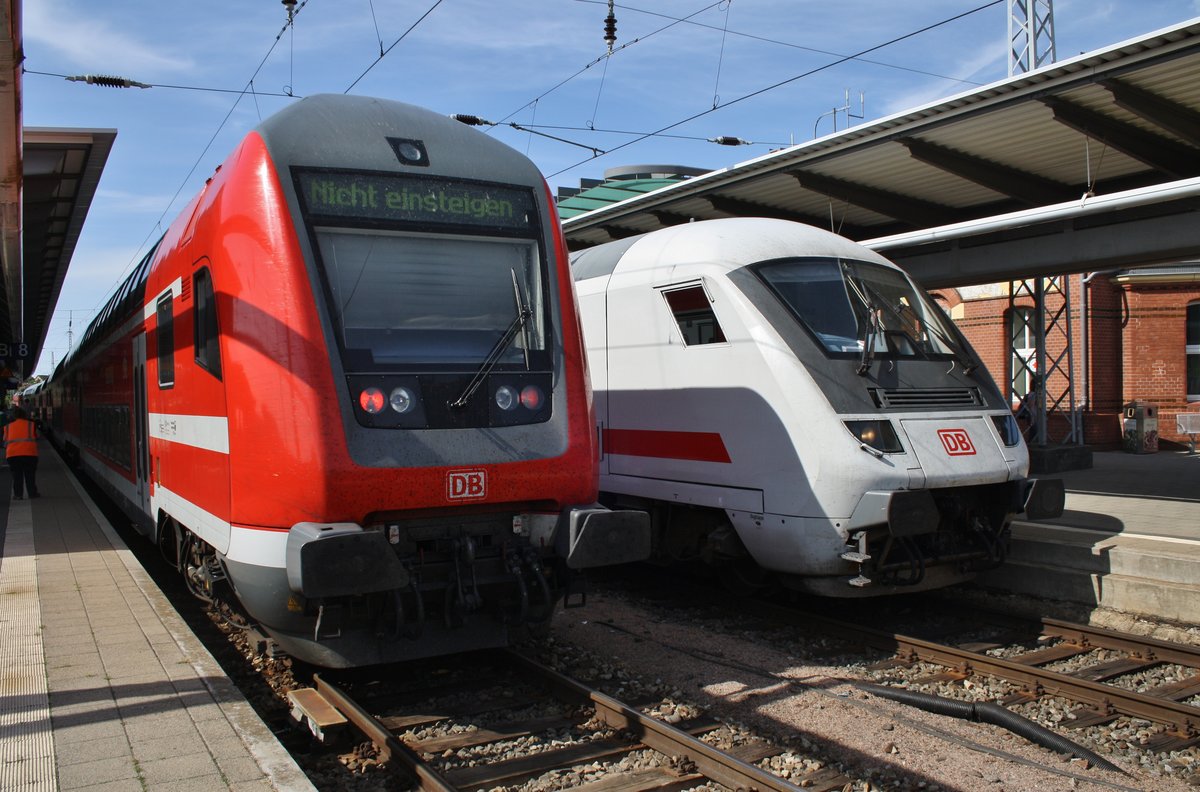 RE5 (RE4365) von Rostock Hauptbahnhof nach Elsterwerda mit 112 107 und IC2086 von Hannover Hauptbahnhof nach Stralsund Hauptbahnhof mit 101 019-8 stehen am 22.7.206 Seite an Seite im Rostocker Hauptbahnhof. 