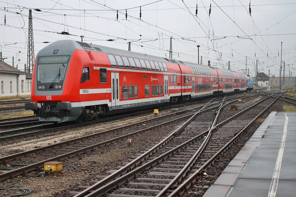 RE50 (RE16513)  Saxonia  von Leipzig Hauptbahnhof nach Dresden Hauptbahnhof verlässt am 27.1.2018 den Startbahnhof. Zuglok war 146 013.