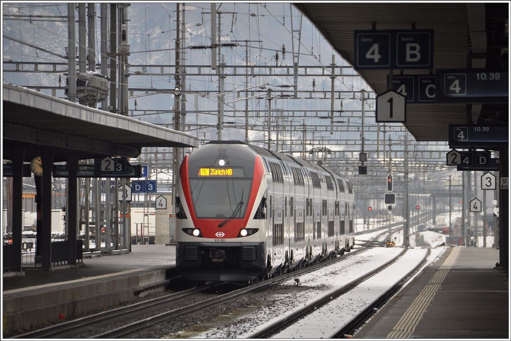 RE5066 mit 511 021  erreicht Landquart. (04.02.2016)
