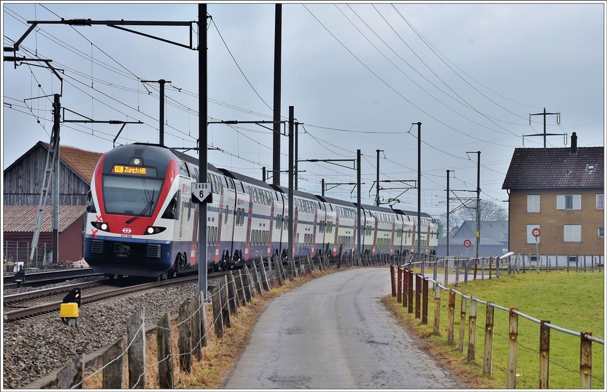 RE5066 mit 511 039 nach Zürich HB bei Siebnen-Wangen. (13.02.2017)