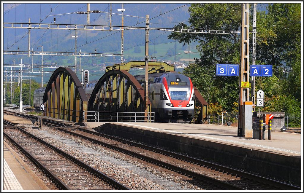 RE5067 aus Zürich mit 511 018 erreicht Landquart. (03.10.2015)