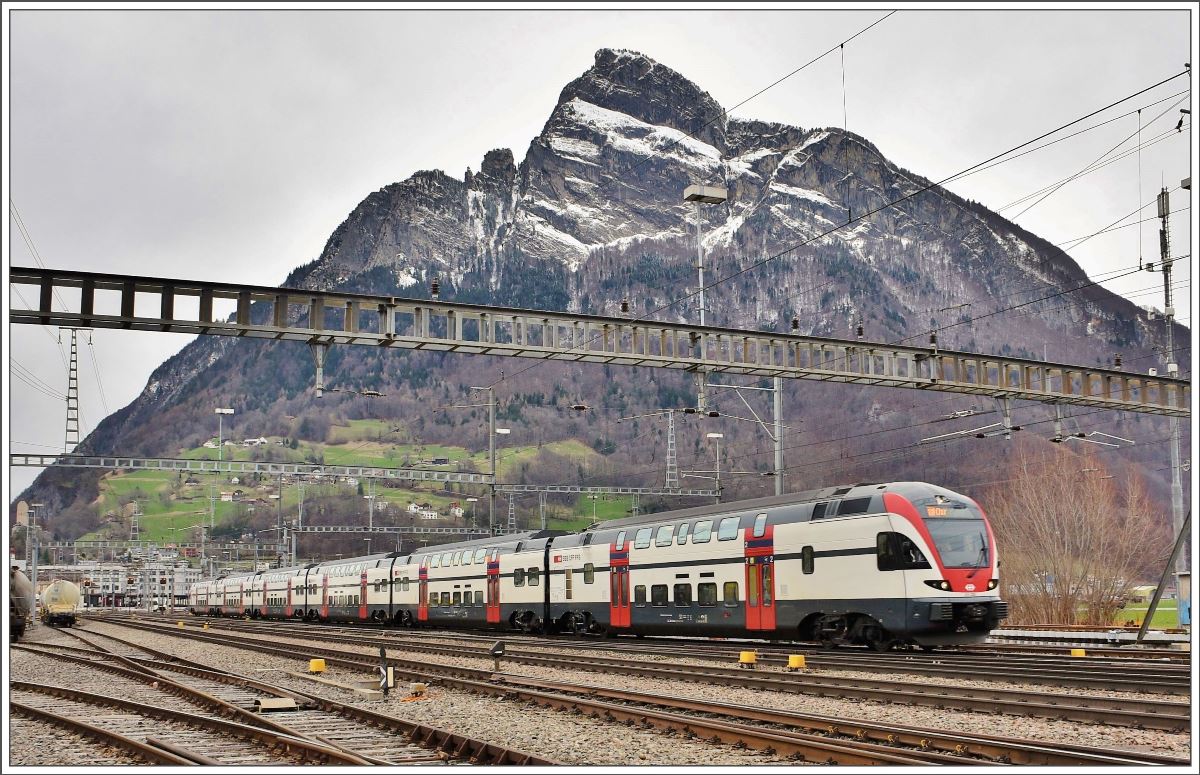RE5073 mit 511 020 in Sargans mit Gonzen 1830m ü/M. (06.03.2017)
