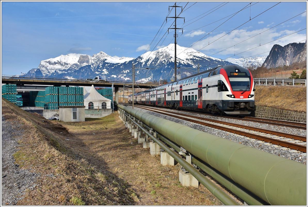 RE5073 mit 511 021 beim Valserwasserverteillager in Untervaz-Trimmis. Im Hintergrund Falknis, Glegghorn und Vilan. (02.02.2017)