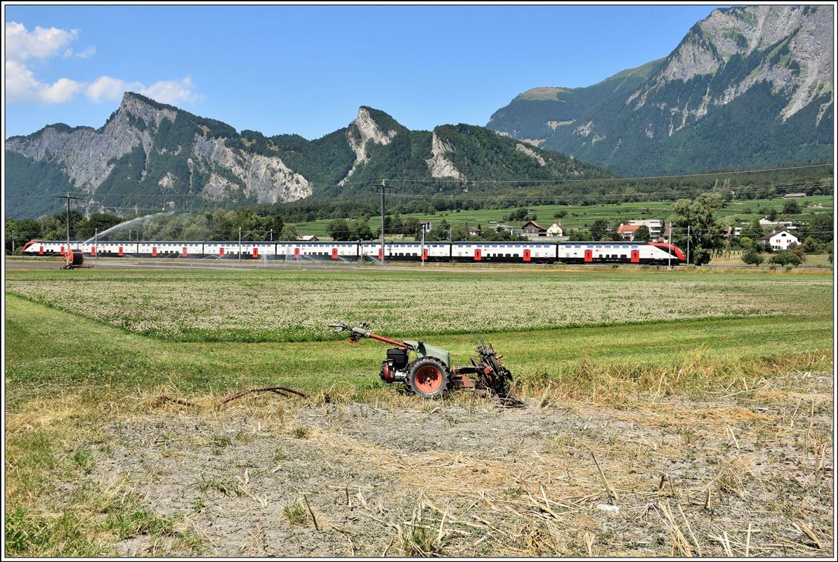 RE5074 nach Zürich HB mit einem Twindexx 502 zwischen Maienfeld und Bad Ragaz und dem Regitzerspitz im Hintergrund. (13.07.2018)