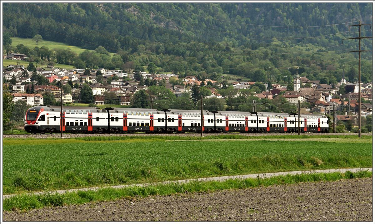 RE5078 mit 511 037 bei Zizers. (18.05.2017)