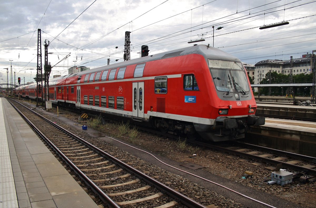 RE57091 von Gessertshausen nach München Hauptbahnhof verlässt am 16.8.2017 den Endbahnhof in die Abstellung. Zuglok war 111 031-1.