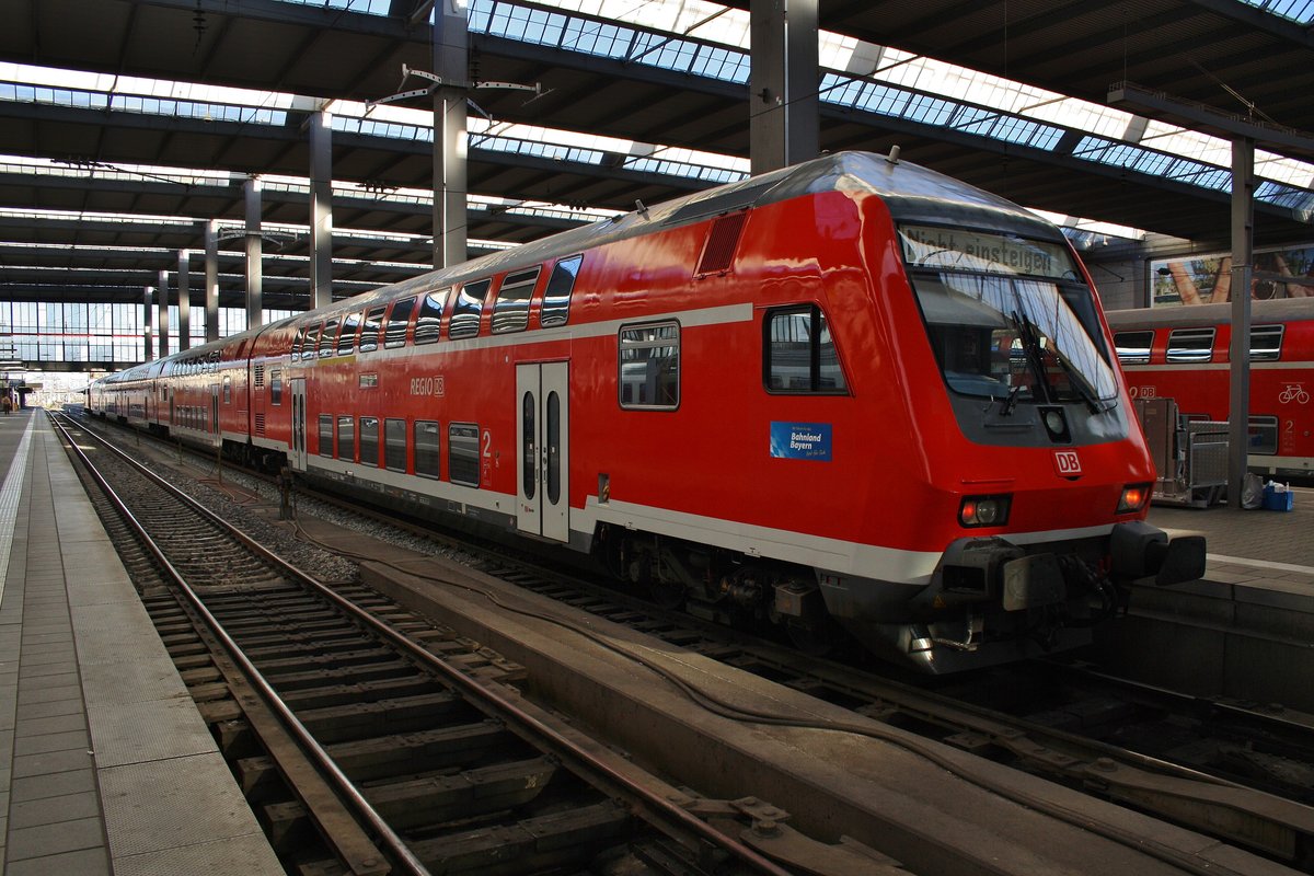 RE57091 von Gessertshausen nach München Hauptbahnhof hat am Morgen des 14.8.2017 das Ziel der Fahrt erreicht. Schublok war 111 035-2.