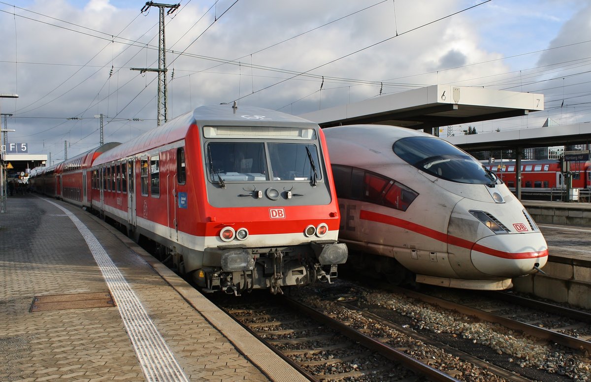 RE59216 von Treuchtlingen trifft am 28.12.2017 im Nürnberger Hauptbahnhof auf 403 022-7  München  als ICE626 von München Hauptbahnhof nach Essen Hauptbahnhof.