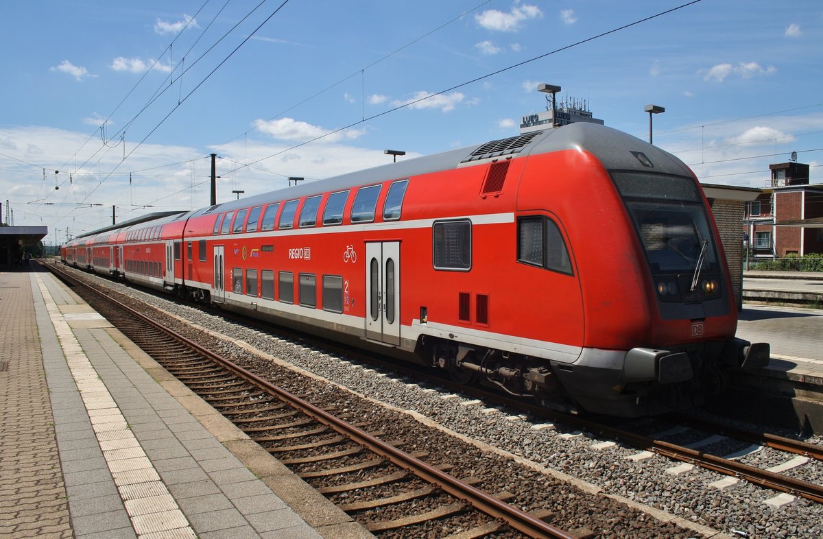 RE6 (RE10619)  Westfalen-Express  von Köln/Bonn Flughafen nach Minden(Westf) steht am 3.7.2017 im Bochumer Hauptbahnhof. Schublok war 146 257.