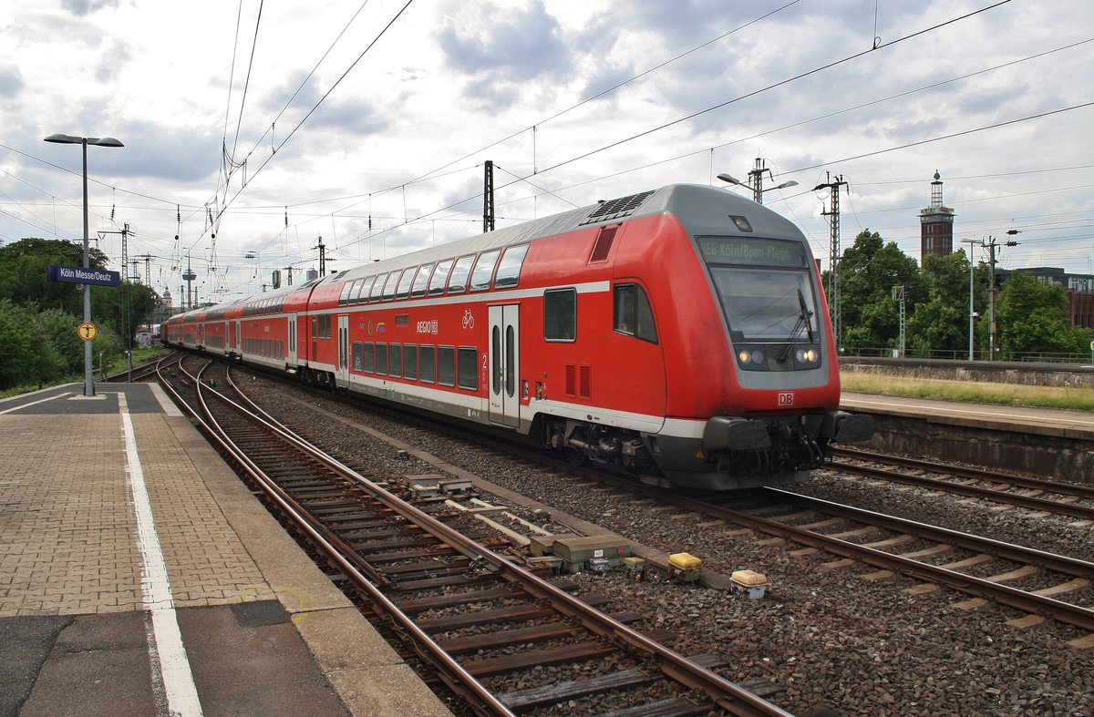 RE6 (RE10622)  Westfalen-Express  von Minden(Westf) nach Köln/Bonn Flughafen fährt am 3.7.2017 durch Köln Messe/Deutz. Schublok war 146 266.