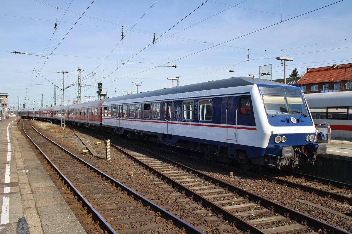RE6 (RE11014) von nach Westerland(Sylt) macht sich am 25.3.2017 in Hamburg-Altona auf den Weg. Zuglok war 245 206-8.