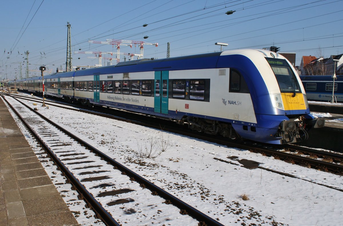 RE6 (RE11017) von Westerland(Sylt) erreicht am 3.3.2018, geschoben von 245 212-6 den Bahnhof Hamburg-Altona.