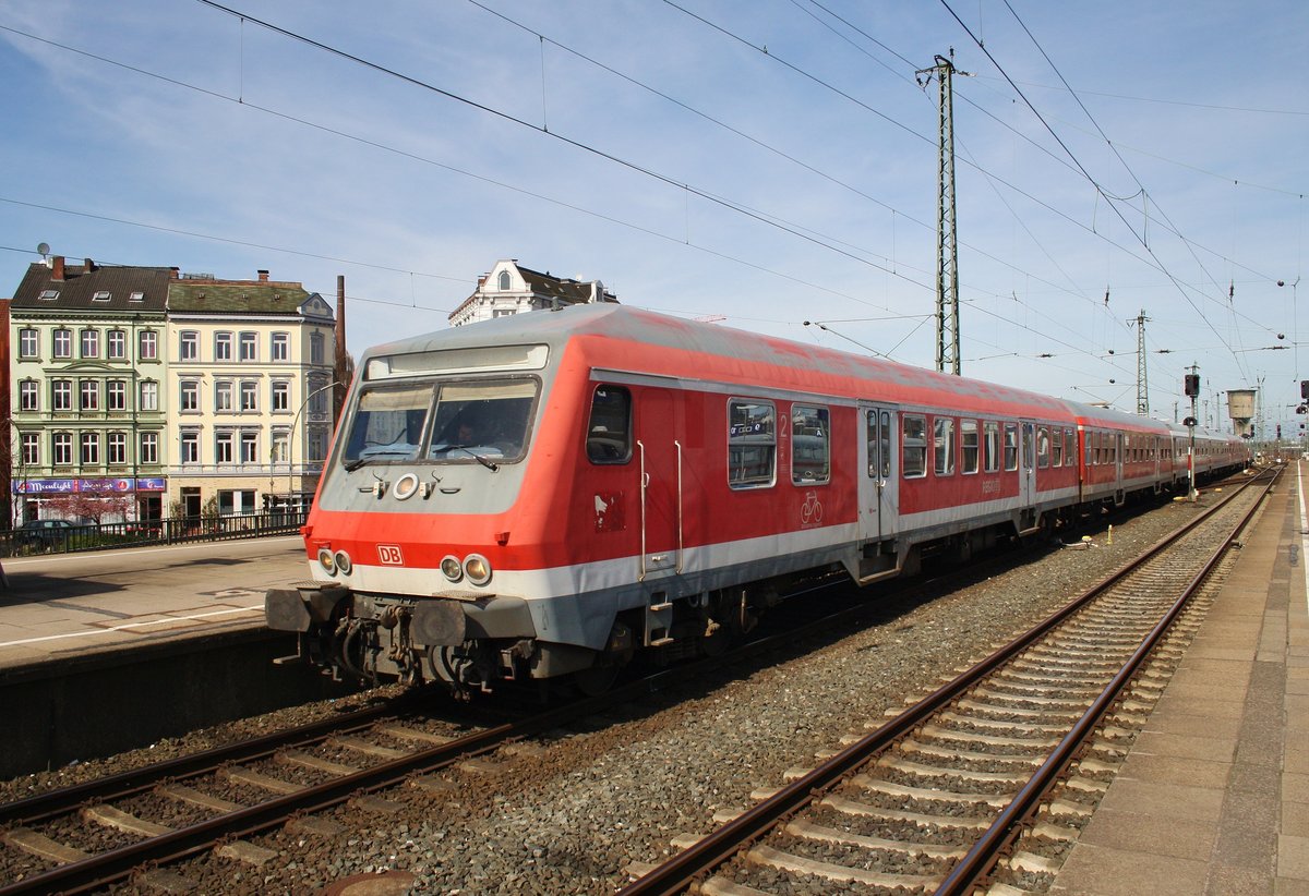 RE6 (RE11017) von Westerland(Sylt) fährt am 25.3.2017 in Hamburg-Altona ein. Schublok war 245 201-9.