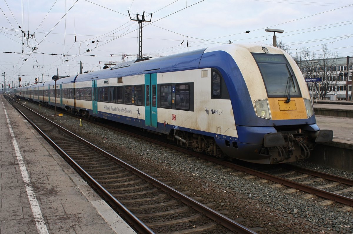 RE6 (RE11021) von Westerland(Sylt) fährt am 10.2.2018 in Hamburg-Altona ein. Schublok war 245 207-6.