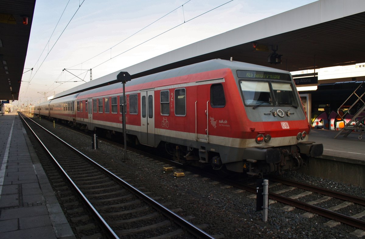 RE6 (RE11022) nach Westerland(Sylt) steht am 28.1.2017 mit Zuglok 245 206-8 in Hamburg-Altona bereit.