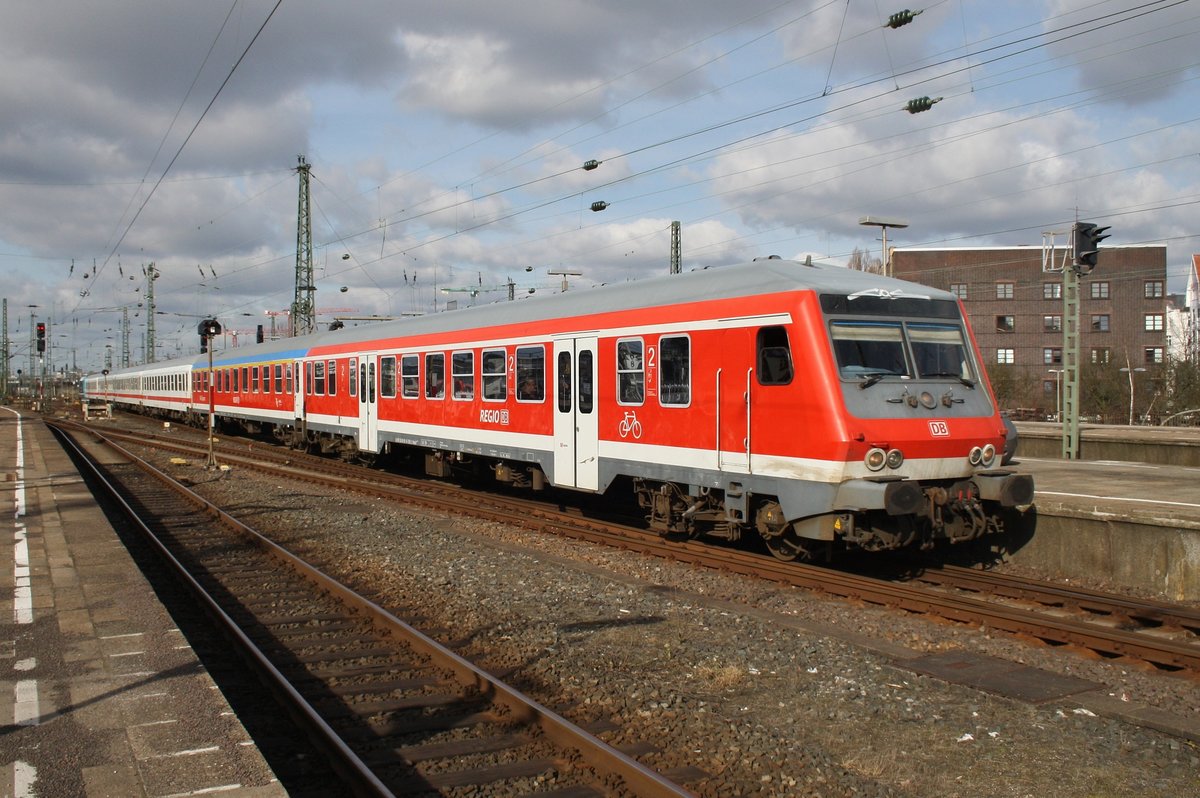 RE6 (RE11023) von Westerland(Sylt) erreicht am 25.3.2017, geschoben von 245 213-4 den Bahnhof Hamburg-Altona.