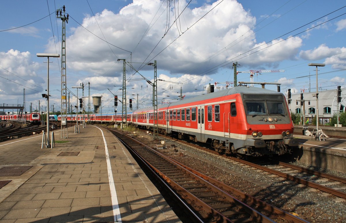 RE6 (RE11025) von Westerland(Sylt) nach Hamburg-Altona erreicht am 2.9.2017 den Zielbahnhof. Schublok war 245 215-9.