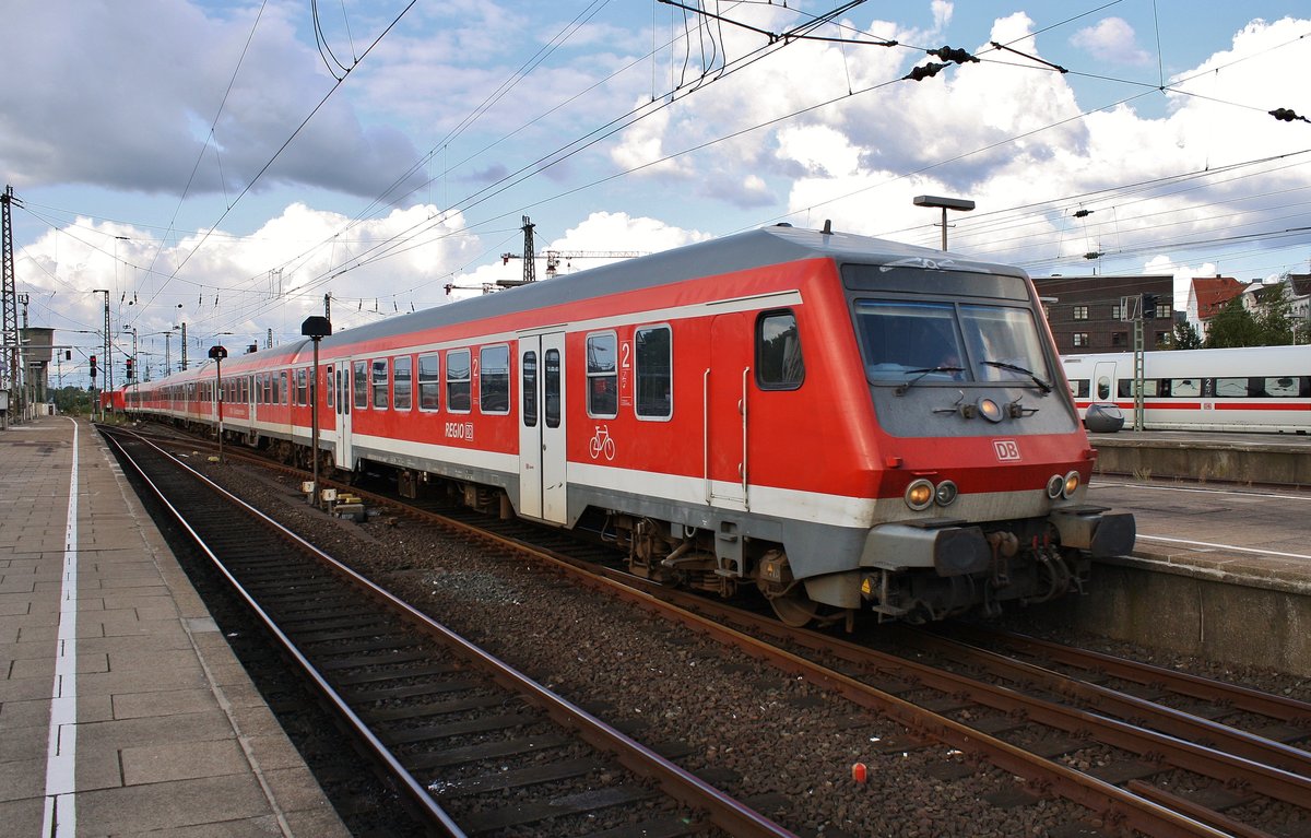 RE6 (RE11027) von Westerland(Sylt) nach Hamburg-Altona erreicht am 2.9.2017 den Bahnhof Hamburg-Altona. Schublok war 245 026-0.