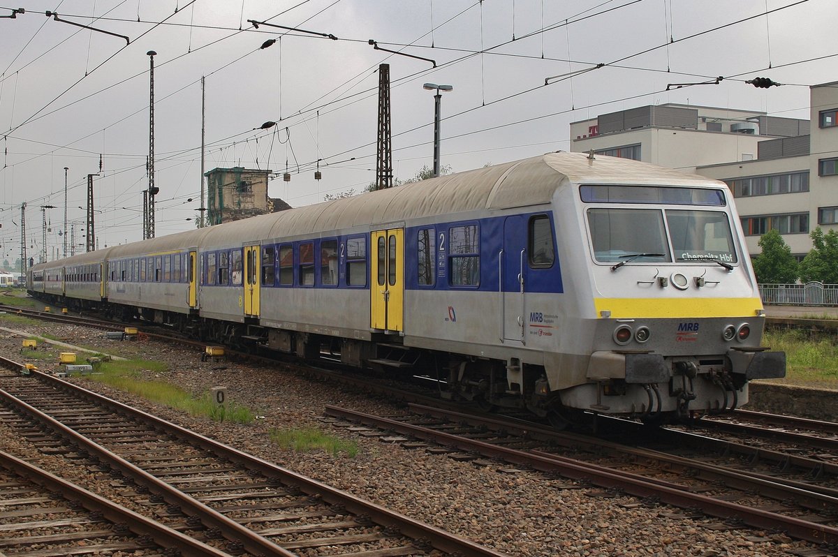 RE6 (RE81290) nach Chemnitz Hauptbahnhof verlässt am 13.5.2017 den Leipziger Hauptbahnhof. Zuglok war 223 144.
