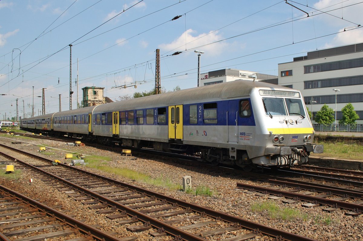 RE6 (RE81298) nach Chemnitz Hauptbahnhof fährt am 13.5.2017 aus dem Leipziger Hauptbahnhof aus. Zuglok war 223 053. 