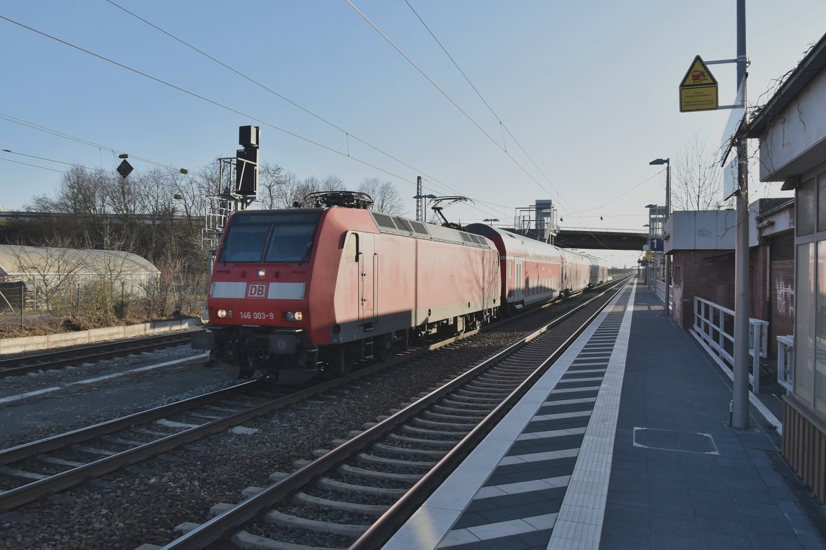 RE60 von der 146 003 nach Frankfurt Hbf bei der Durchfahrt in Heddesheim/Hirschberg.
Sonntag 25.Februar 2018