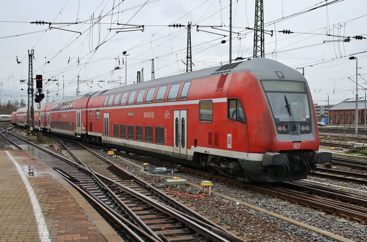 RE60 (RE4656) nach Frankfurt(Main) Hauptbahnhof fährt am 27.12.2017 aus dem Mannheimer Hauptbahnhof aus. Zuglok war 146 006-2.