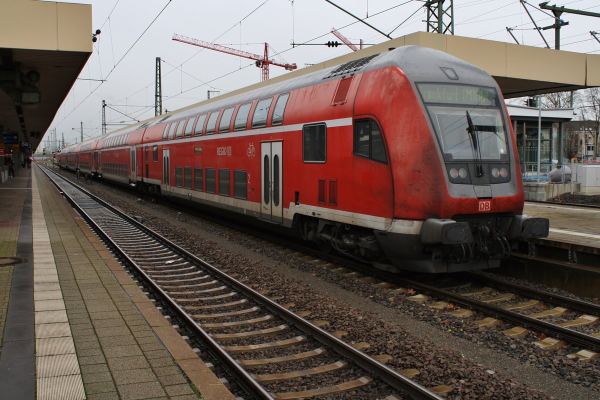 RE60 (RE4658) nach Frankfurt(Main) Hauptbahnhof steht am 27.12.2017 im Mannheimer Hauptbahnhof bereit. Zuglok war 146 007-0.