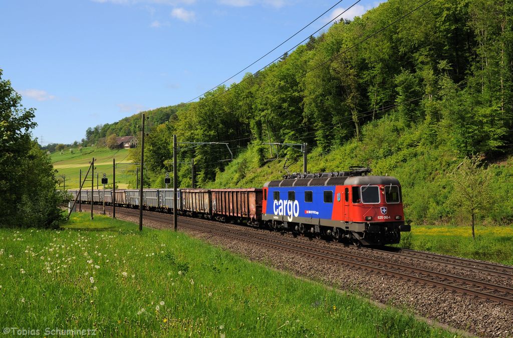 Re620 060 mit Güterzug am 10.05.2013 in Tecknau