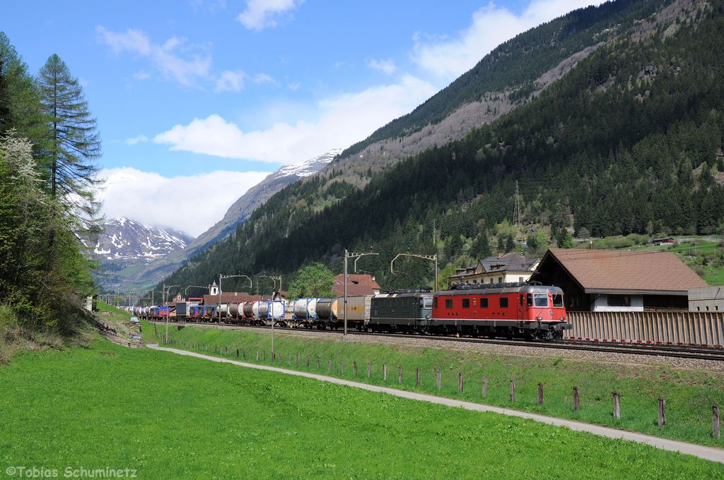 Re6/6 11680 + Re4/4'' 11330 mit Güterzug am 11.05.2013 bei Ambri-Piotta