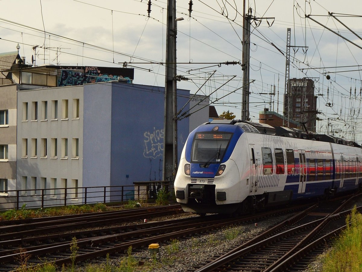 RE7 nach Rheine fährt hier gerade in Köln Hbf ein, am Freitag den 2. September 2016.
Der Triebzug gehört der NX und trägt die Nr. 873. 
