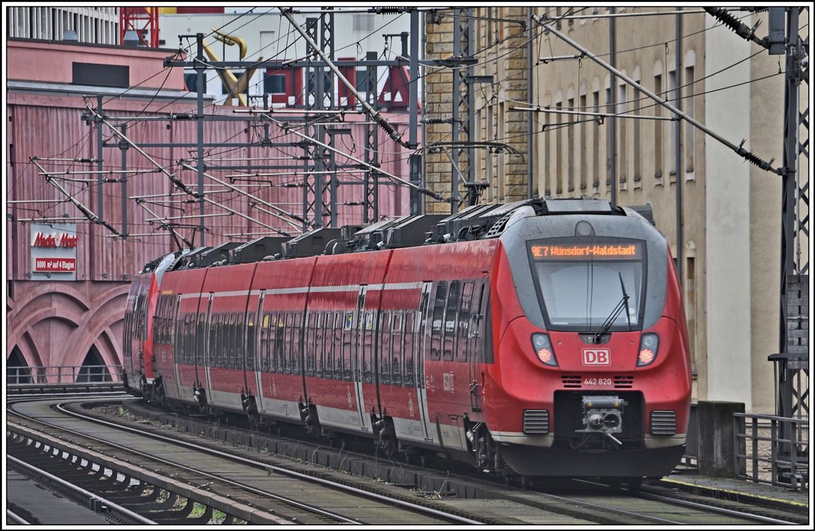 RE7 nach Wünsdorf-Waldstatt mit BR 442 820 verlässt Berlin Alexanderplatz. (18.11.2019)