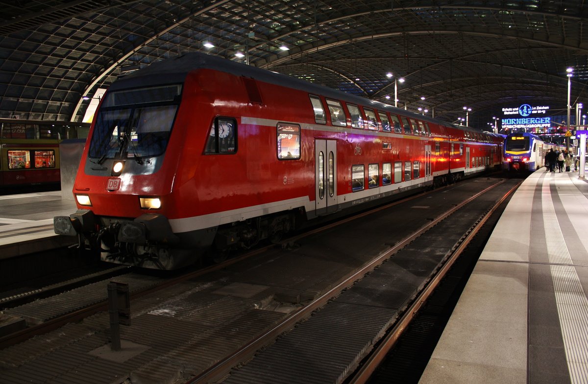 RE7 (RE3749) von Berlin Ostkreuz nach Bad Belzig steht am Abend des 31.10.2019 im Berliner Hauptbahnhof bereit. Schublok war 112 178-9.