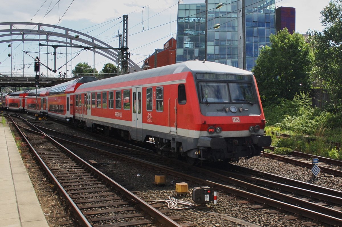RE70 (RE21027) von Kiel Hauptbahnhof nach Hamburg Hauptbahnhof mit 112 173-0 verlässt die Schleswig-holsteinische Landeshauptstadt. (28.6.2016)