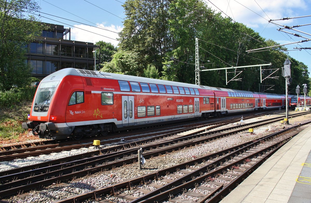 RE72 (RE21920) von Kiel Hauptbahnhof nach Flensburg fährt am 17.6.2017 aus dem Startbahnhof aus. Schublok war 218 329-1.