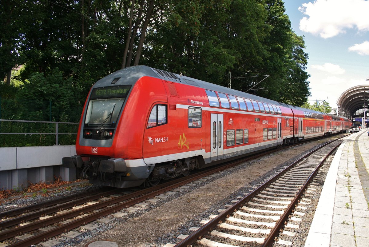 RE72 (RE21925) von Flensburg nach Kiel Hauptbahnhof erreicht am 17.6.2017 das Ziel der Fahrt. Zuglok war 218 329-1.