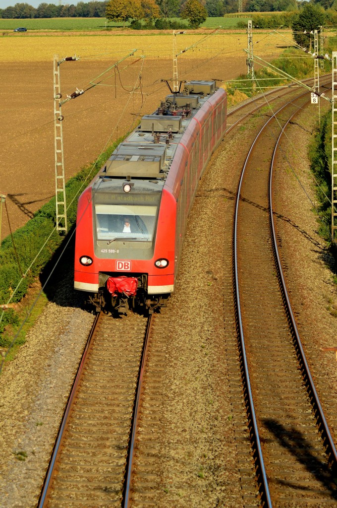 RE8 Halbzug in der Noithausener Kurve, gerade kommt der 425 599-8 aus Grevenbroich auf seinem Weg nach Mönchengladbach Hbf. In wenigen Minuten wird er Jüchen erreichen.
27.9.2014