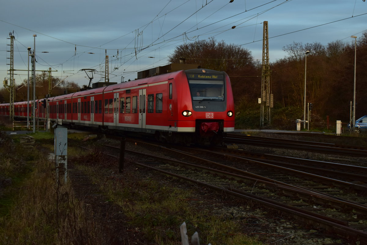 RE8 nach Koblenz auf dem BÜ Blumenstraße in Grevenbroich. 23.12.2016