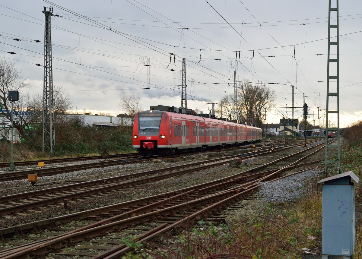RE8 nach Mönchengladbach. Geführt vom 425 105-4 verlässt der Zug Grevenbroich am Samstagmittag den 11.1.2014